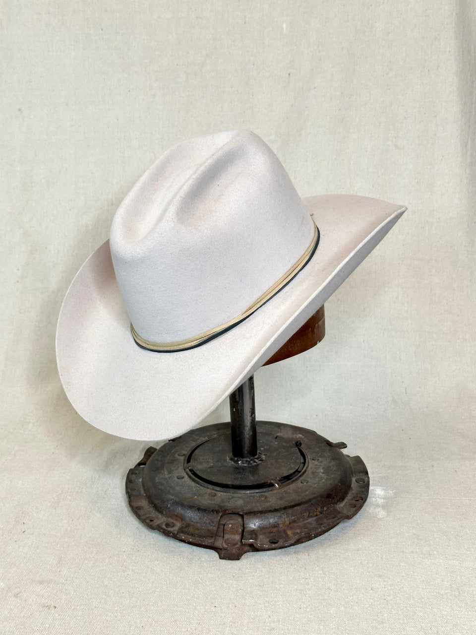 Bone Oval Beaver Sz 6 3/4